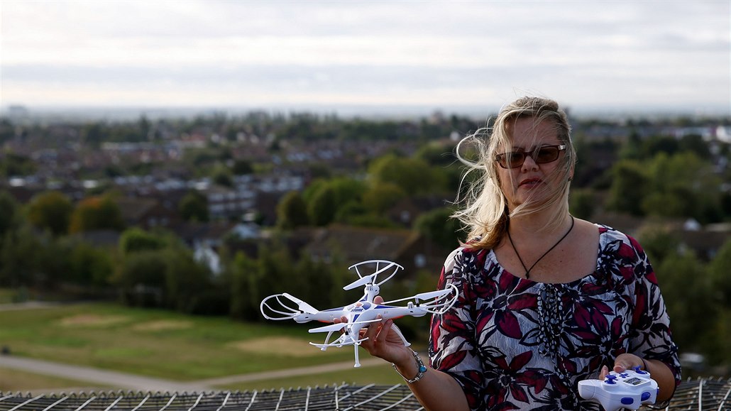 Aktivistka Linda Davidsen pózuje s dronem poblí letit Heathrow.
