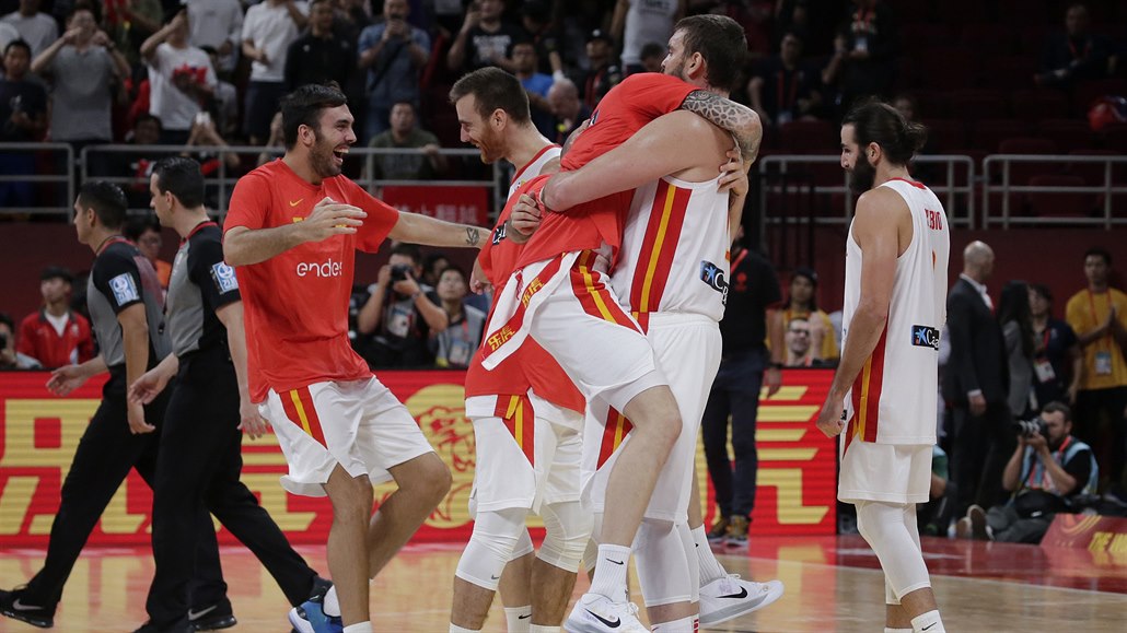 Radost španělských basketbalistů po postupu do finále.