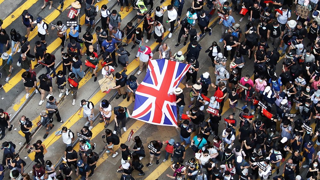 Protivládní demonstranti s britskou vlajkou