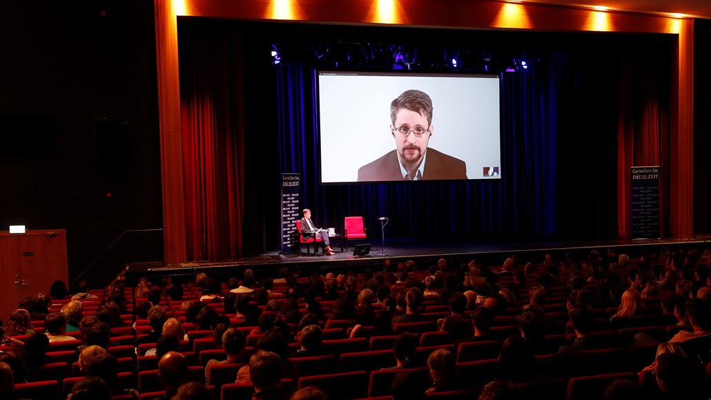 Edward Snowden mluví skrze videohovor s publikem v Berlín bhem diskuze o jeho...