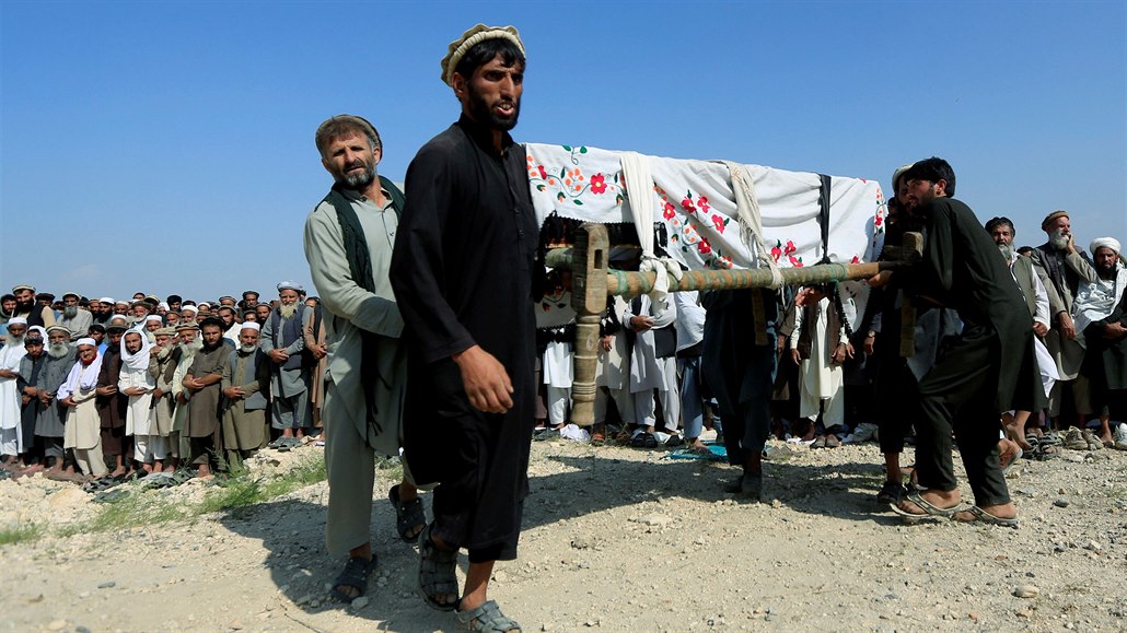 Afghántí mui nesou rakev jedné z obtí.