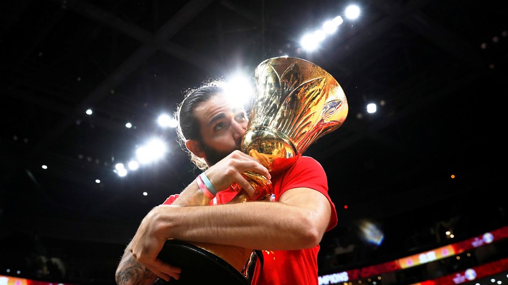 Nejužitečnější hráč mistrovství světa Ricky Rubio se raduje s trofejí pro...