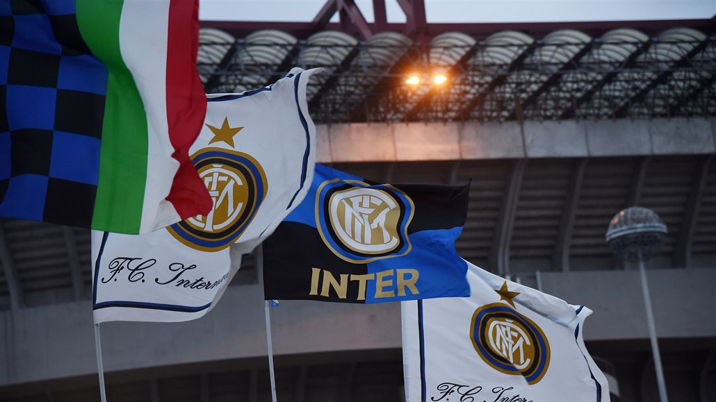Inter Milán a jeho klubové vlajky.