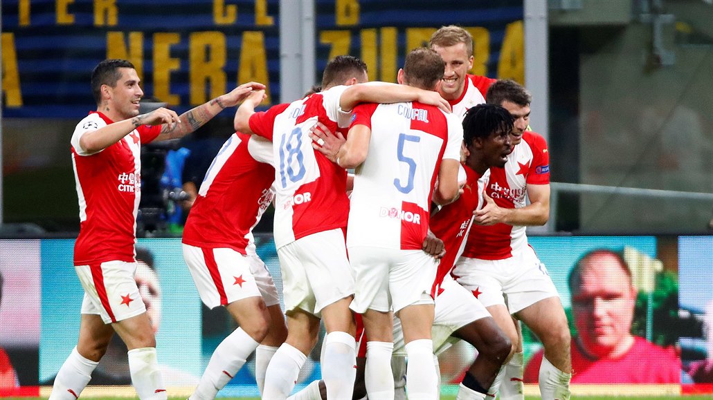 Fotbalisté Slavie se radují z gólu Petera Olayinky.
