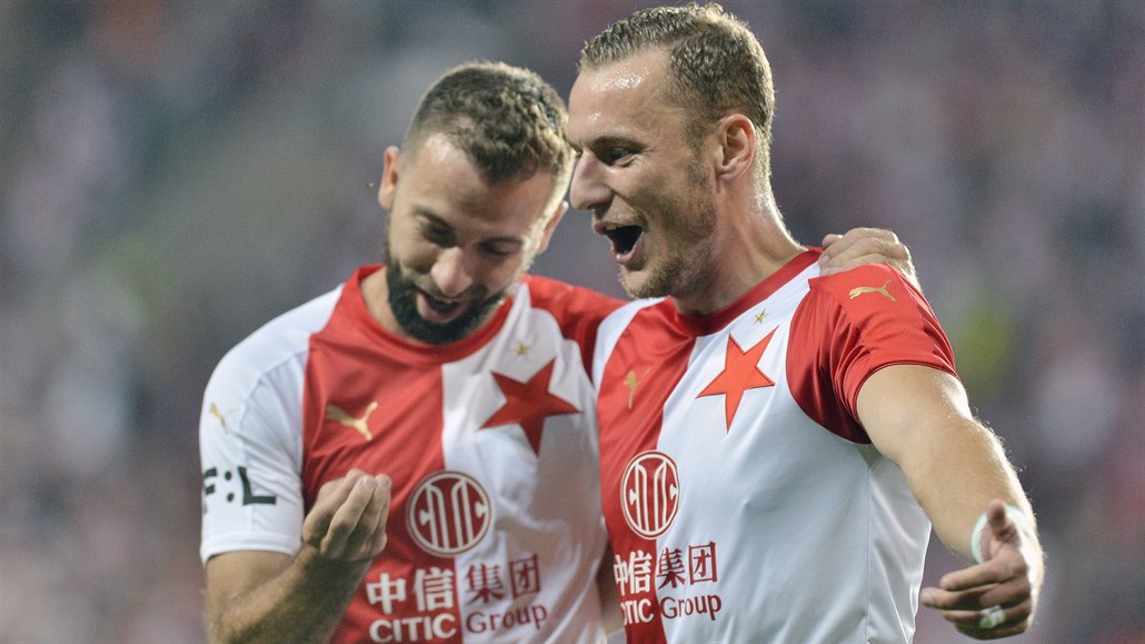 Zleva Josef Hušbauer ze Slavie a Vladimír Coufal ze Slavie se radují z gólu.