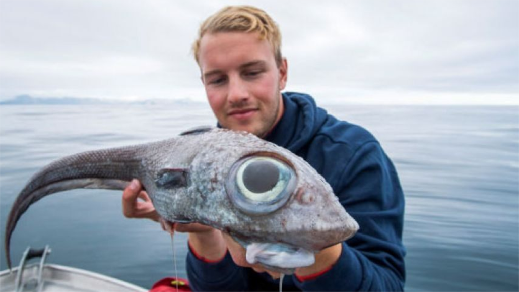 Rybář Oscar Lundahl s nečekaným úlovkem.