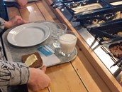 Na finském jídelním tácu nesmí chybt tmavý chléb a mléko