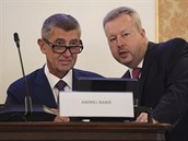 Premiér Andrej Babi a ministr ivotního prostedí Richard Brabec.