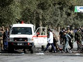 Záchranái uklízejí místo výbuchu v Kábulu.
