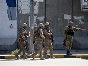 Afghánské bezpenostní síly doráí na místo výbuchu v Kábulu.