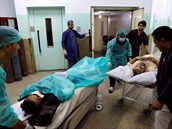 Záchranái pijímají první zranné po explozi v Kábulu.