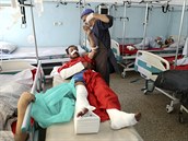 Mui se dostává léby poté, co byl zrann pi výbuchu v Kábulu.