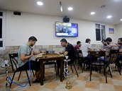 Palestinci se vnují klasickým aktivitám, zatímco v televizi bí první...