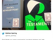 Chybné samolepky oznaují Odkazy (The Testaments) za vítze Man Bookerovy ceny.