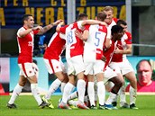Fotbalisté Slavie se radují z gólu Petera Olayinky.