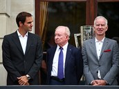 Ti nejvt hvzdy sv ry - Roger Federer (vlevo), Rod Laver (uprosted) a...