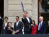 Roger Federer pinká míky výcarským fanoukm.