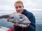 Rybá Oscar Lundahl s neekaným úlovkem.