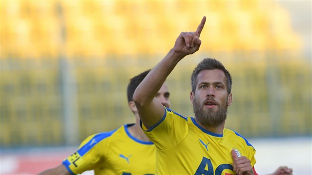 Jakub Mare slaví jeden ze svých dvou gól do sít Boleslavi