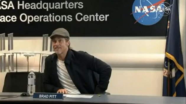 Americký herec se s ISS spojil ze sídla amerického Národní úřadu pro letectví a...