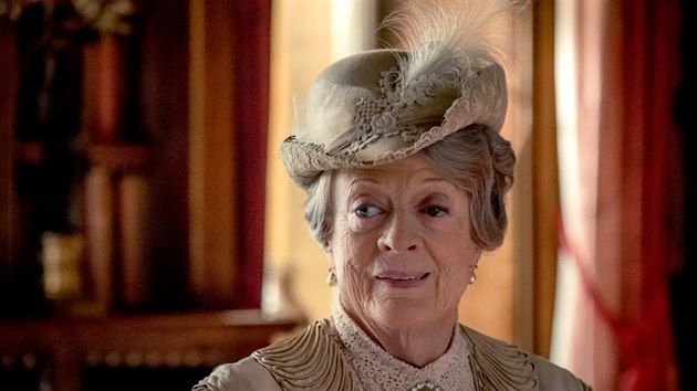 Hereka Maggie Smithové jako Violet Crawleyová. Snímek Panství Downton (2019)....