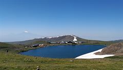 Jezero Kari v nadmoské výce 3190 m. a Ararat. Arménie.