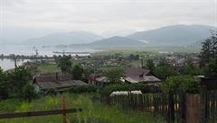 Typická sibiská vesnice na behu Bajkalu. Vtina dom je zde devných a...