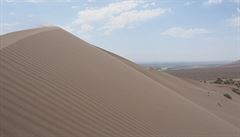 ísené duny v kazaském národním parku Altyn-Emel. Jedné z nich se pezdívá...