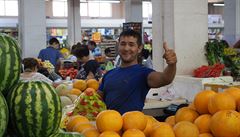 Prodava ovoce na trhu v kazaském Almaty. Trhy (neboli bazary) jsou nedílnou...