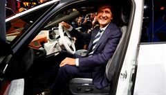 Herbert Diess, éf znaky Volkswagen, v novém modelu ID.3 na autosalonu ve...
