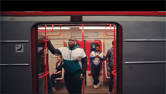 V novém reklamním spotu se objevuje praské metro.