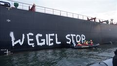 Na bok lodi nastříkali nápis: „Stop uhlí.“ | na serveru Lidovky.cz | aktuální zprávy