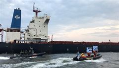 Aktivisté Greenpeace blokují lo dopravující uhlí do polského pístavu Gdask...