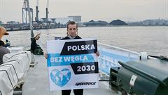 Polská aktivistka drící nápis Polsko 2030 bez uhlí. Greenpeace zablokovala...