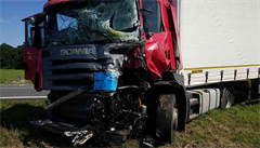 Smrteln nehoda kamionu a dodvky dlouh hodiny blokovala silnici u Holic. Hasii nali barel s ravinou