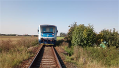 idi osobnho auta zemel po stetu s vlakem na Hradecku, pinu nehody policie vyetuje