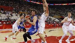 Ondej Balvín se snaí uvolnit pes Adama Hrycaniuka.