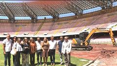 Zástupci firmy, kte�í mají na starost rekonstrukci stadionu Neapole.