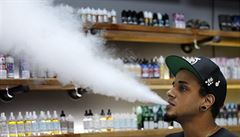 Andrew Teasley na snímku vypouští z plic kouř vytvořený e-cigaretou. | na serveru Lidovky.cz | aktuální zprávy