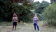 Aktivistky Valerie Milner-Brown a Linda Davidsen vzlítly na protest s drony...