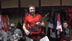 VIDEO: Ruský bizár ve druhé hokejové lize. Nejlepšímu hráči utkání předal kapitán za odměnu Kalašnikov