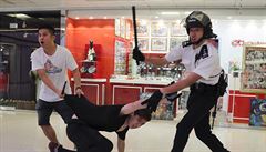 Policisté zasahujíc proti demontsrantm