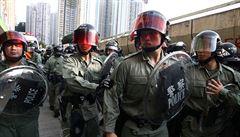 Policisté se shromaují poblí obchodního centra