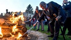 Prezident Zeman připomenul výročí úmrtí Masaryka, na jeho počest zapálil v Lánech vatru
