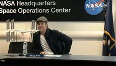 Americký herec se s ISS spojil ze sídla amerického Národní úřadu pro letectví a...