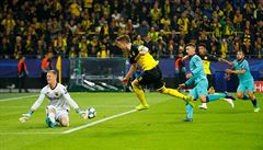 Dortmund nedal penaltu a remizoval s Barcelonou. Liverpool padl v Neapoli, neuspěla ani Chelsea