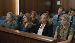 U soudu. Seriál Unbelievable (2019). Tv�rci: Susannah Grantová, Michael Chabon.