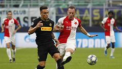 Lautaro Martínez odkopává mí ped Vladimírem Coufalem.