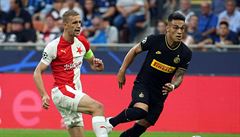 Tomá Souek odkopává mí ped Lautarem Martínezem.