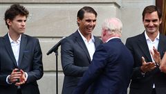 Nejvtí hvzda Teamu Evropa Rafael Nadal si tese rukou s Rodem Laverem....